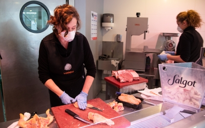 Una treballadora d'una carniceria/ Roger Benet